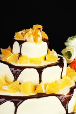 portakal ve çikolata koyu arka plan üzerine ile güzel düğün pastası