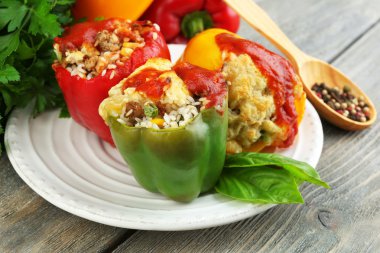 plaka ve taze otlar, baharatlar ve sebzeler, ahşap zemin üzerinde hazırlanan biber dolması ile kompozisyon