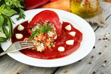 hazırlanan dolma biber tabağa ahşap arka plan üzerinde domates soslu