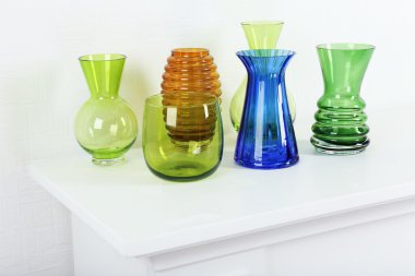 Beyaz masada renkli vazo yakın çekim