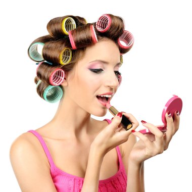 Beyaz saç bigudileri içinde güzel bir kız.