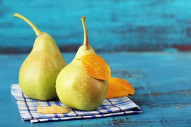 ahşap masa üstünde lezzetli olgun armut