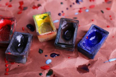 Suluboya boya küpleri