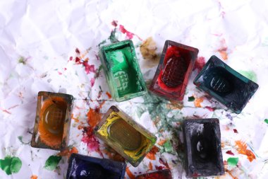 Suluboya boya küpleri