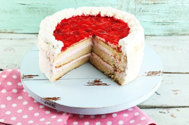 Çilekli pasta üzerinde turkuaz ahşap arka plan yakın çekim