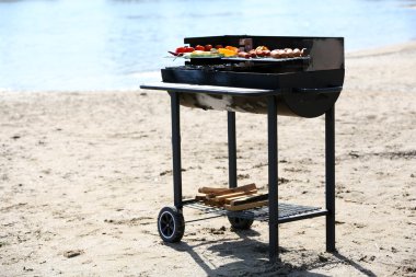 Sosis ve barbekü ızgara sebze