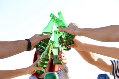 Geri kalanı üzerinde genç arkadaşlar 