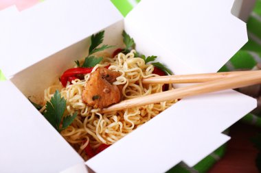 Paket servisi olan restoran kutusu closeup Çin eriştesi
