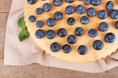 ahşap masa üzerinde yaban mersini ile lezzetli ev yapımı pasta