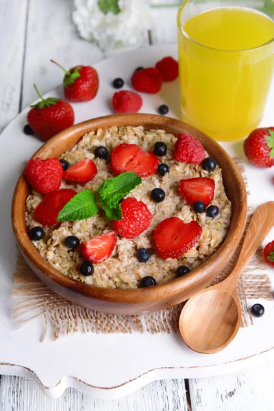 Leckere Haferflocken mit Beeren auf dem Tisch aus nächster Nähe — Stockfoto