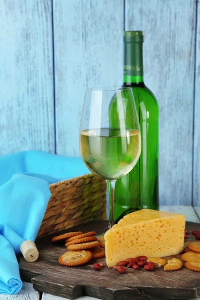 Wein, Käse und Cracker auf Holztisch in Großaufnahme — Stockfoto