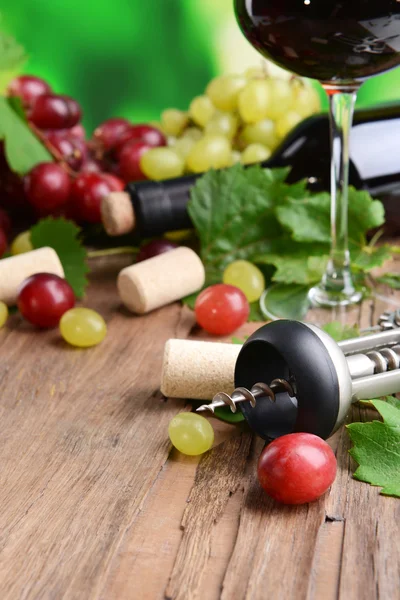 Láhev na víno zátky s hrozny na tabulka detail — Stock fotografie
