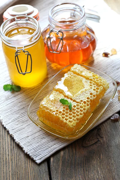 Mel fresco na mesa de madeira — Fotografia de Stock