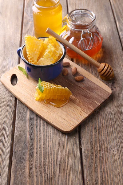 Mel fresco na mesa de madeira — Fotografia de Stock