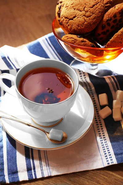 Чашка чая на столе, крупным планом — стоковое фото