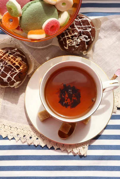 Tasse Tee auf dem Tisch, Nahaufnahme — Stockfoto