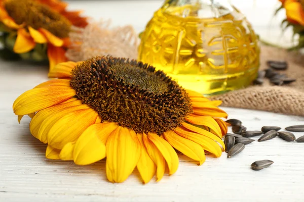 Zonnebloemen met olie en zaden — Stockfoto