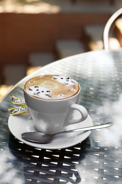 Taza de café con dibujo lindo en la mesa, de cerca — Foto de Stock