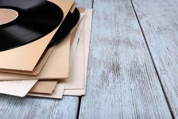 Registros de vinilo y cubiertas de papel sobre fondo de madera —  Fotos de Stock