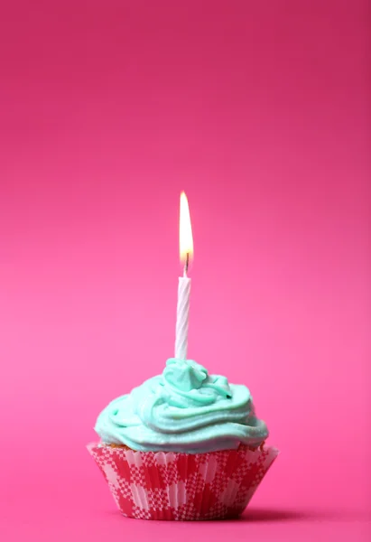 Délicieux cupcake d'anniversaire sur table sur fond rose — Photo