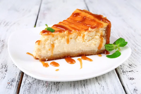 Tarta de queso en plato sobre fondo de madera gris — Foto de Stock