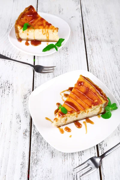 Сирний торт в тарілці на сірому дерев'яному фоні — стокове фото