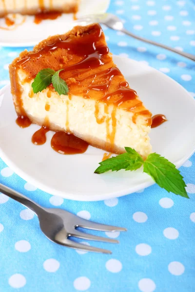 Gâteau au fromage dans des assiettes sur nappe gros plan — Photo