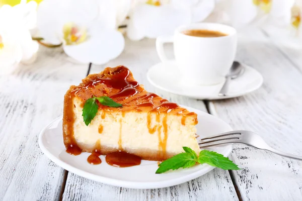 Bolo de queijo, orquídeas e xícara de café em fundo de madeira — Fotografia de Stock