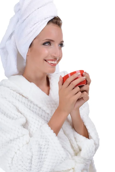 Schöne junge Mädchen im Bademantel mit Tasse Kaffee isoliert auf weiß — Stockfoto