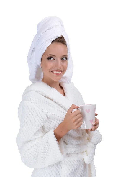 Schöne junge Mädchen im Bademantel mit Tasse Kaffee isoliert auf weiß — Stockfoto