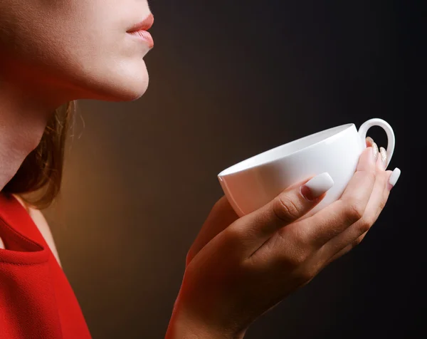 Hermosa joven con taza de café sobre fondo marrón —  Fotos de Stock