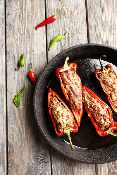 Delicious stuffed peppers in frying pan on table close-up — Stock Photo, Image