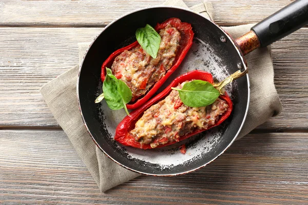 Deliciosos pimentos recheados na frigideira na mesa close-up — Fotografia de Stock