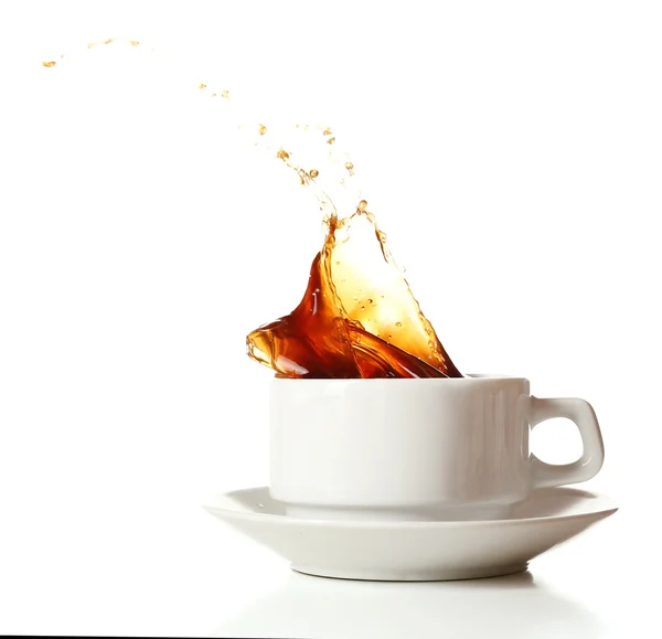 杯咖啡溅上白色孤立 — 图库照片