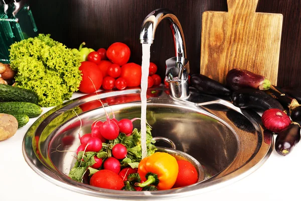 Verduras frescas en fregadero en cocina — Foto de Stock