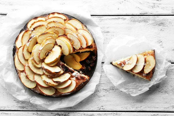 Домашній яблучний пиріг, поданий на столі, крупним планом — стокове фото