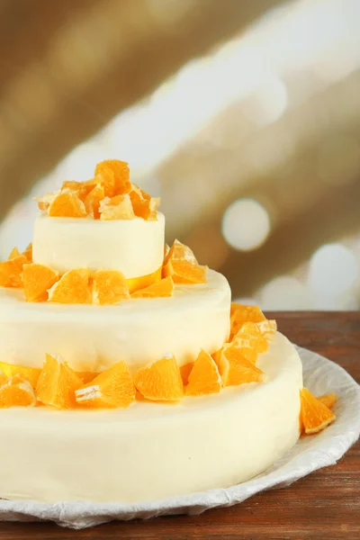 Bolo de casamento bonito com laranjas no fundo claro — Fotografia de Stock