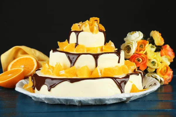 Красивый свадебный торт с апельсинами и шоколадом на темном фоне — стоковое фото
