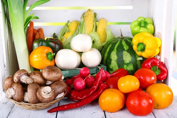 Grönsaker på träbord på vit trälåda bakgrund — Stockfoto