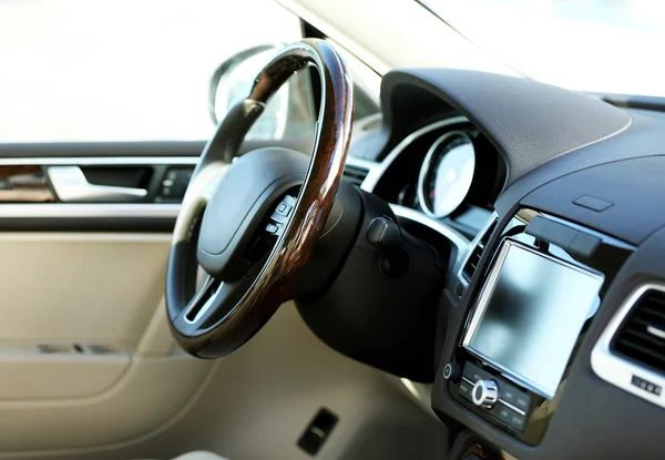 Vue intérieure de la voiture avec salon beige et tableau de bord noir — Photo