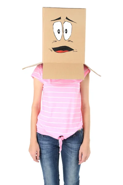 Vrouw met kartonnen doos op haar hoofd — Stockfoto