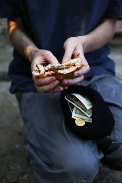 Hemlösa tiggare mat och pengar — Stockfoto