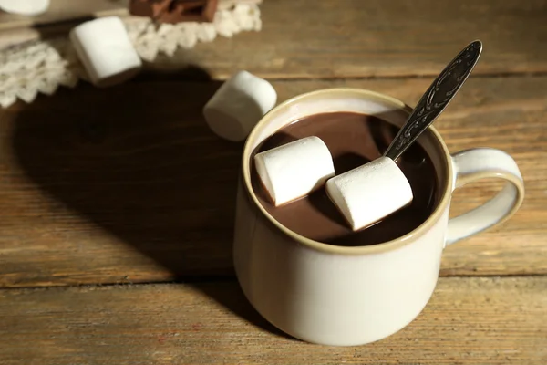 Heiße Schokolade mit Marshmallows im Becher, auf Holzgrund — Stockfoto