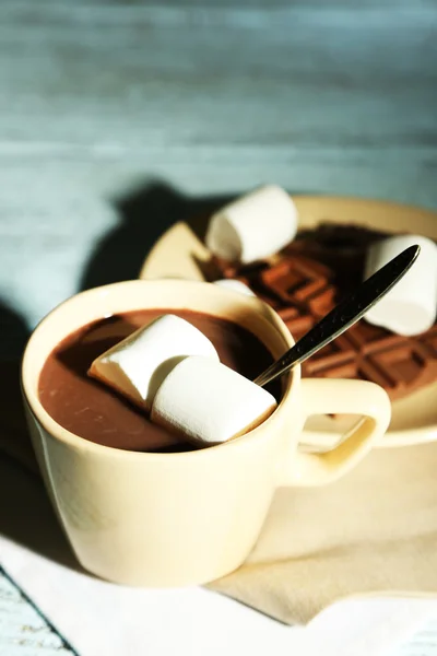 Sıcak çikolata şekerleme kupa, ahşap zemin üzerinde — Stok fotoğraf