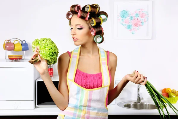 Vacker flicka i Hårrullar i köket — Stockfoto