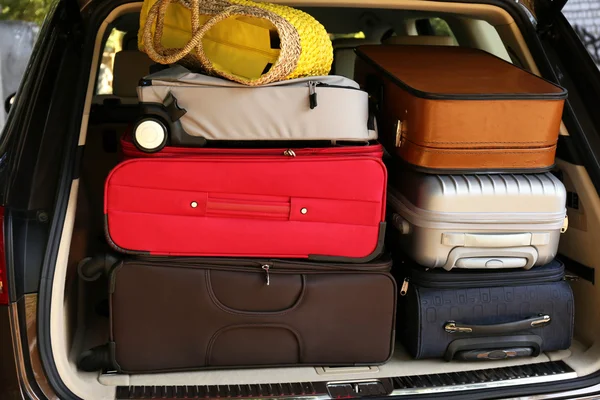 Maletas y bolsas en maletero de coche listas para salir de vacaciones — Foto de Stock