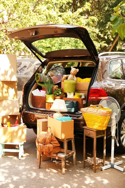 Moving boxes and suitcases in trunk of car, outdoors — Stock Photo, Image