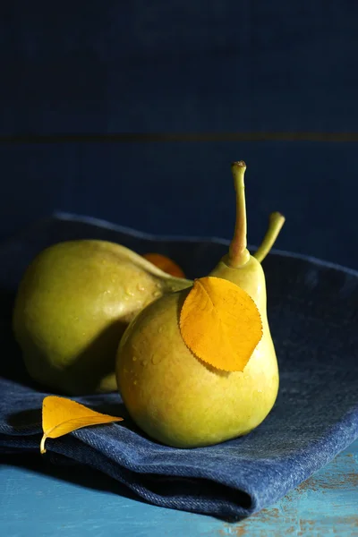 Mogna smakrika päron på träbord, på mörk bakgrund — Stockfoto