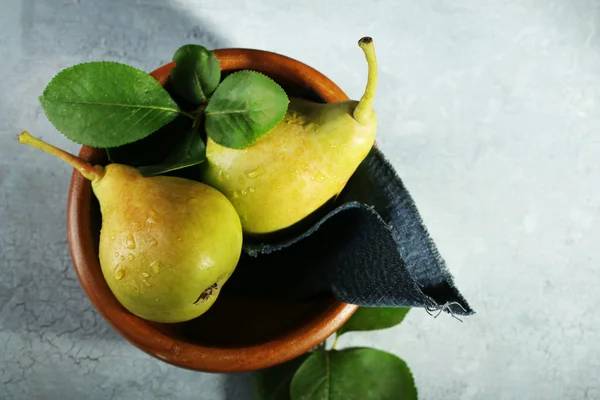 Rijp smakelijke peren in houten kom op tafel — Stockfoto