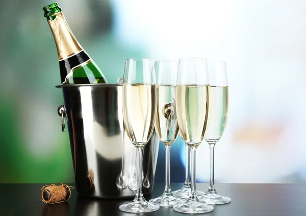 Champagne in bicchieri e bottiglia in ristorante — Foto Stock